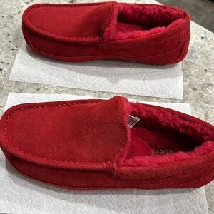 UGG Red shoes 
Size 8

Smoke free pet free house
Cleaning closet
Too small size